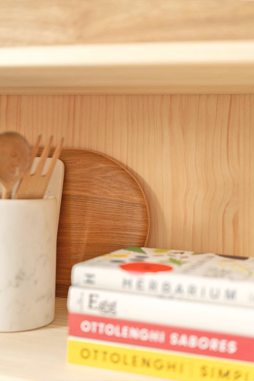 Imagen de ambiente 3 para:Vitrina de madera maciza peque&ntilde;a
